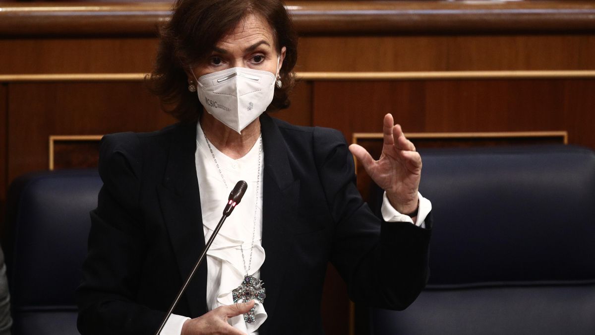 La vicepresidenta primera y ministra de la Presidencia, Relaciones con las Cortes y Memoria Democrática, Carmen Calvo, interviene durante una sesión de control al Gobierno, a 14 de abril de 2021, en el Congreso de los Diputados, Madrid, (España).