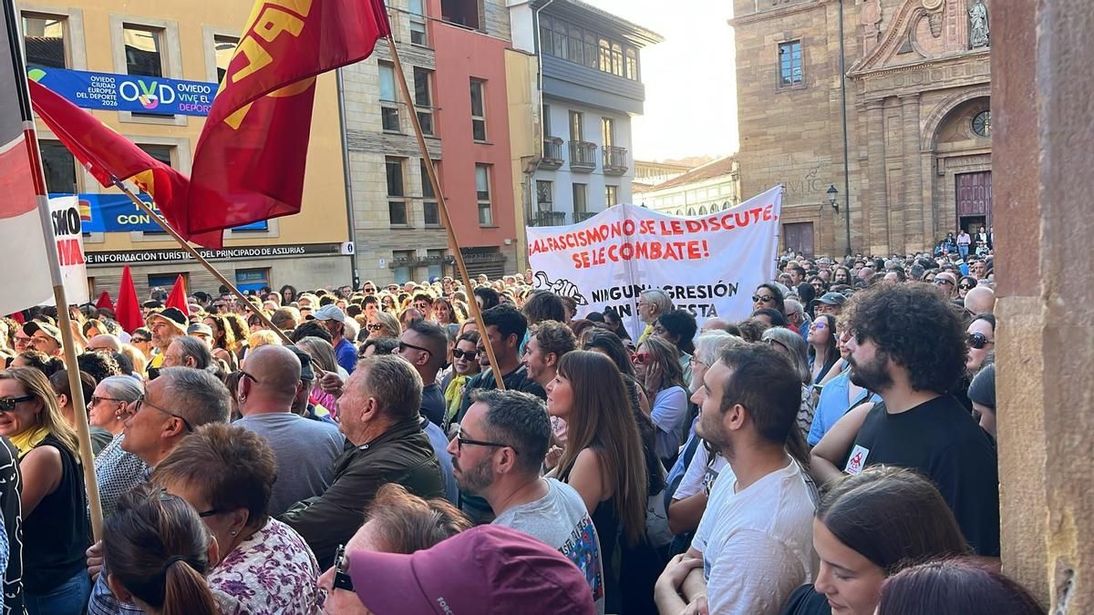 Oviedo clama contra el fascismo: "Hay una luz en Asturias que alumbra para apartar el odio y la violencia de la ultraderecha"