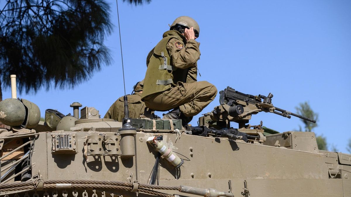 Soldado israelí en un tanque Merkava, junto a la frontera libanesa, en octubre de 2023.