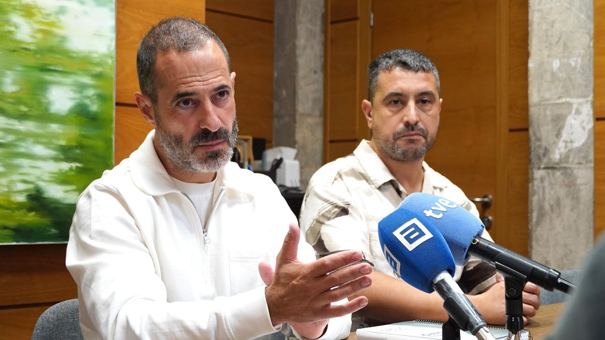 El alcalde de Siero, Ángel García, Cepi, a la izquierda, junto al concejal de Ordenación y Gestión Urbanística, Vivienda y Empleo, Javier Rodríguez.