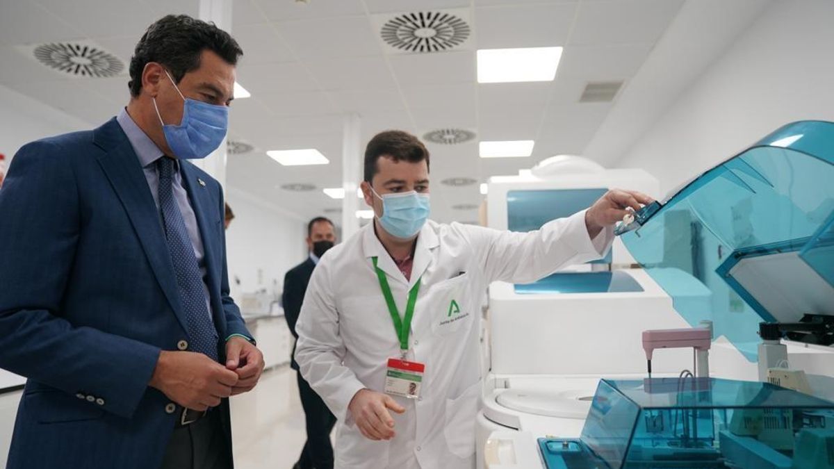 Juanma Moreno en su visita al Hospital de La Janda en Vejer