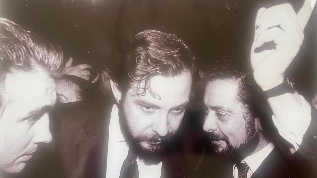 Daniel Gavela (izquierda) junto a Juan Luis Cebrián y Augusto Delkáder, en 'El País' en 1987. 