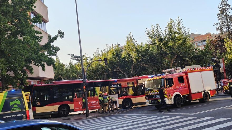 "Un problema físico del conductor": posible causa del accidente que acabó con un autobús empotrado contra una entidad bancaria en Logroño