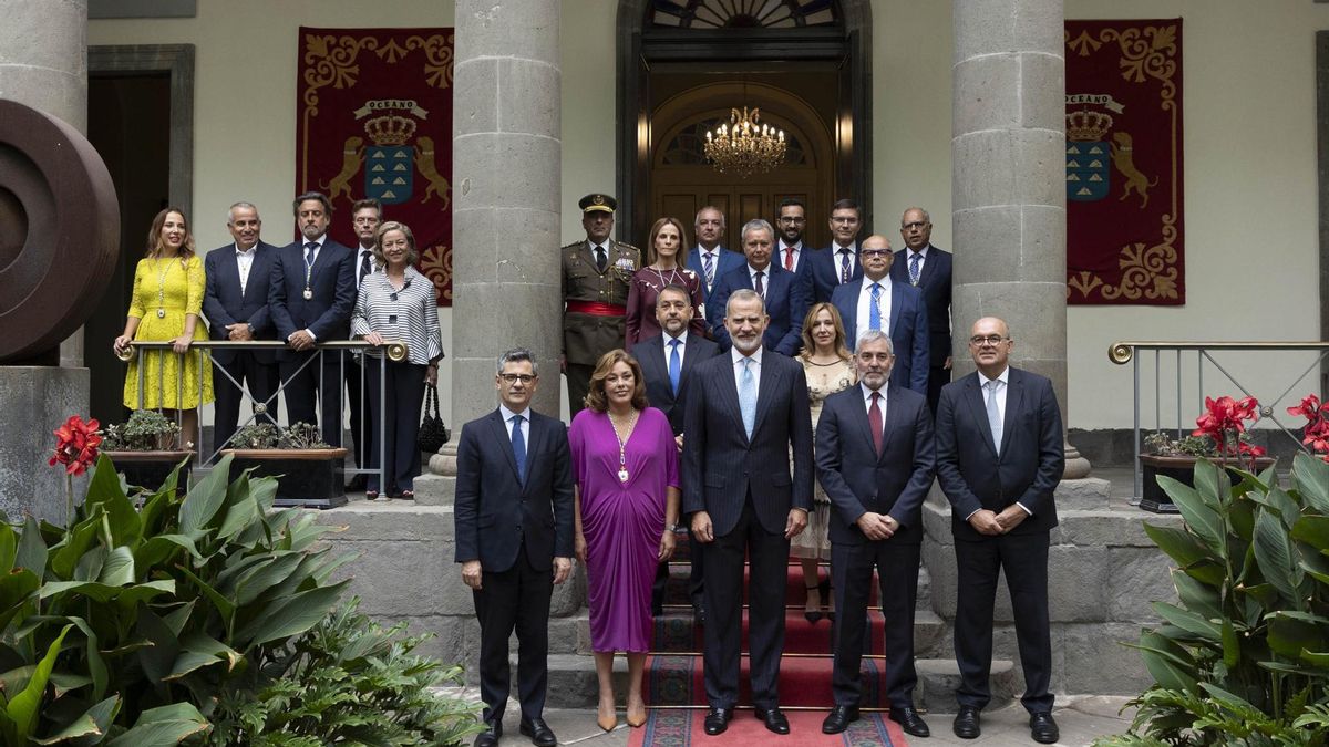 El rey Felipe VI (c) posa en el parlamento Parlamento de Canarias tras recibir la Medalla de Oro de la institución.