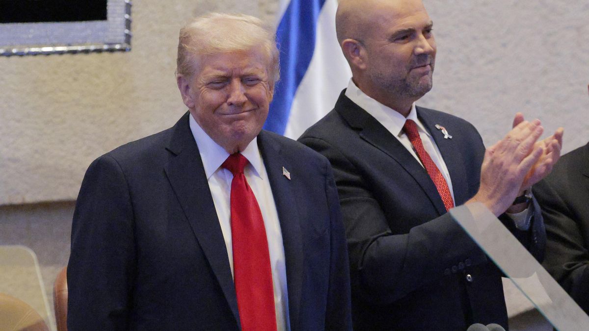 El presidente de EEUU, Donald Trump (izquierda), en el parlamento israelí el 13 de octubre, antes de su intervención.
