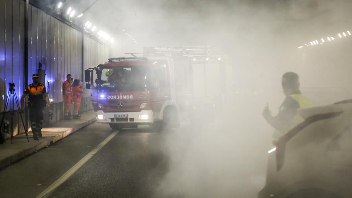 Bomberos en el simulacro de accidente en el túnel de los omeyas