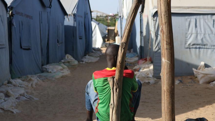 Uno de los niños que tuvo que desplazarse a la comunidad de Saint Louis Khar Yalla, Senegal, después de que la subida del nivel del mar destruyera su hogar y el de 54 familias más.