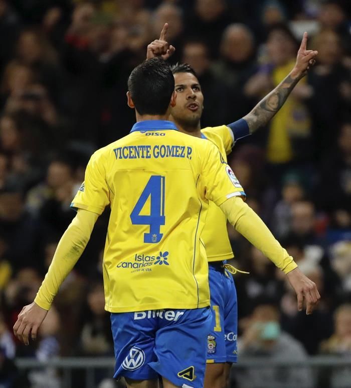 Vicente corre a abrazar a Viera tras marcar el segundo gol de su equipo. EFE/JuanJo Martín