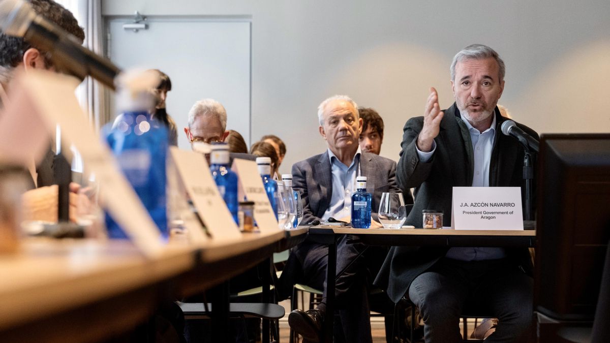 El presidente aragonés, Jorge Azcón, en la reunión con la Comisión de Transportes y Turismo del Parlamento Europeo