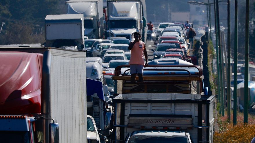 Transportistas mexicanos bloquean carreteras exigiendo localización de compañero raptado