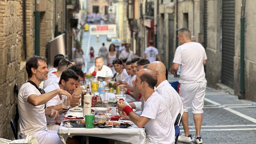 Mesa de almuerzo en San Fermín