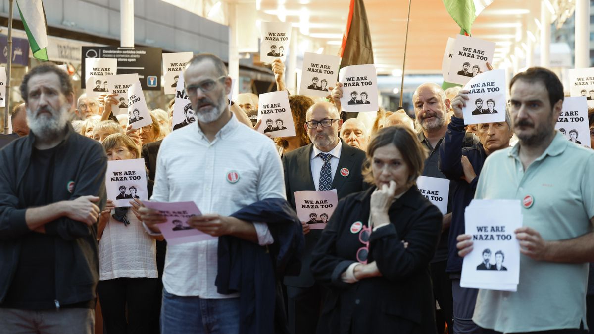 El director del Zinemaldia, José Luis Rebordinos (c, detrás), participa junto a representantes del cine español y ciudadanos, en una concentración en solidaridad con los directores israelíes
