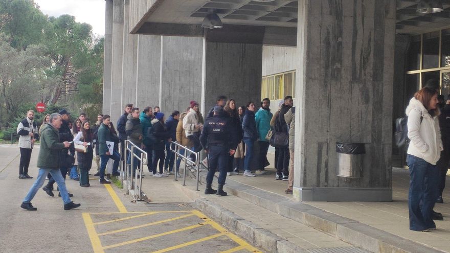 Grupo de jóvenes que apoyó a Ayuso durante el acto a su llegada a la Facultad de Ciencias de la Información escoltados por la Policía.