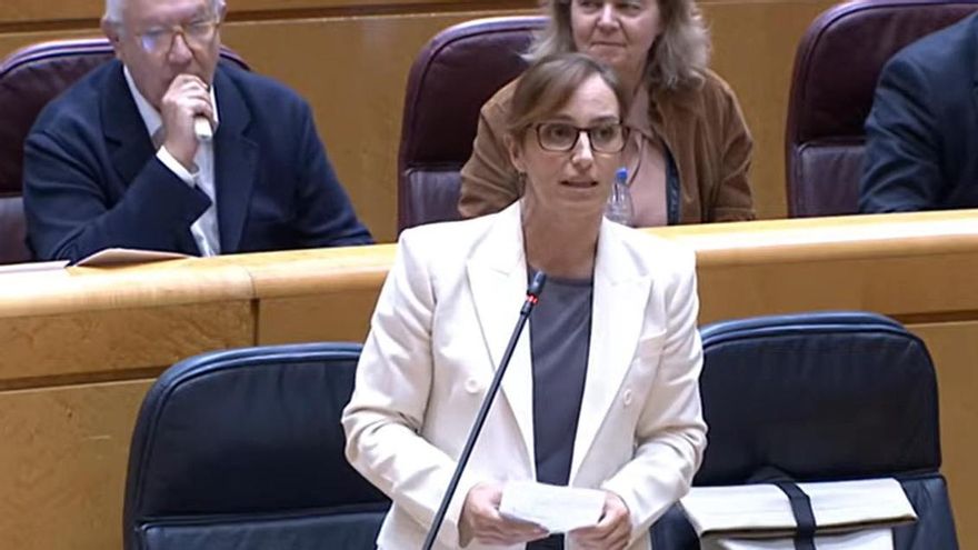 Javier Arenas, pillado fumando un vapeador en el Senado detrás de la ministra de Sanidad