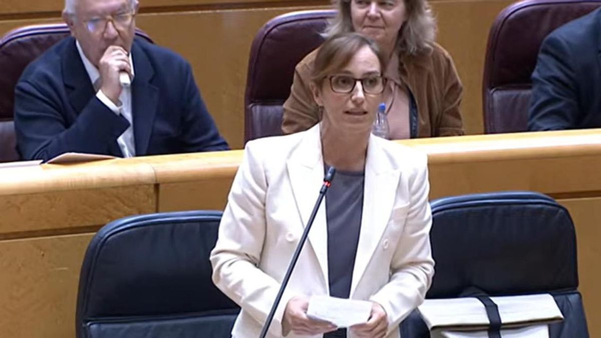 Javier Arenas fuma su vapeador durante la intervención de la ministra de Sanidad.