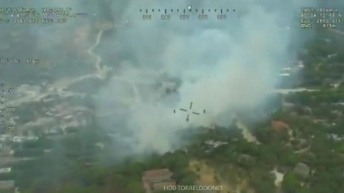 Imágenes del humo del incendio que ha obligado a desalojar una urbanización en Torrelodones, Madrid.