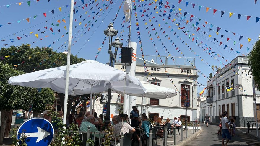 Vecinos y vecinas disfrutando de las terrazas del municipio en la víspera de La Rama
