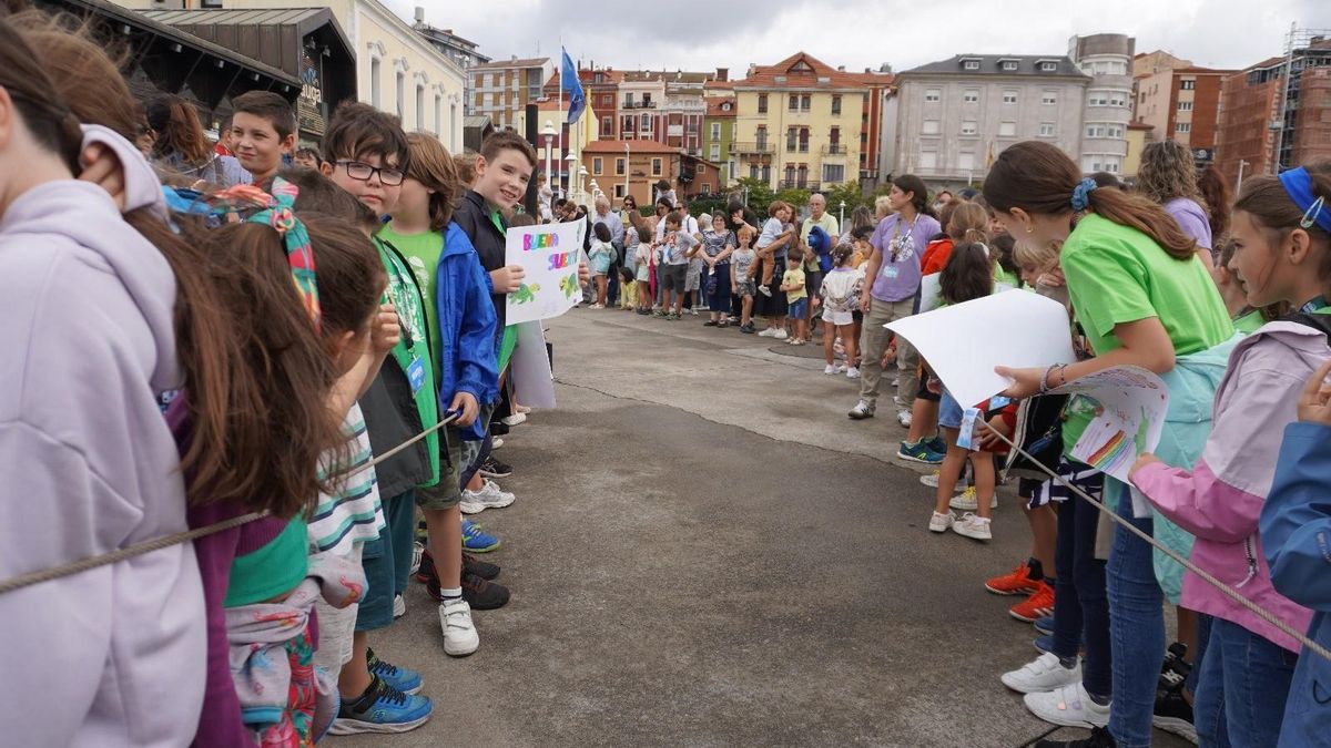 Los niños y niñas hicieron un pasillo para el paso de los ejemplares de tortugas bobas en su despedida.