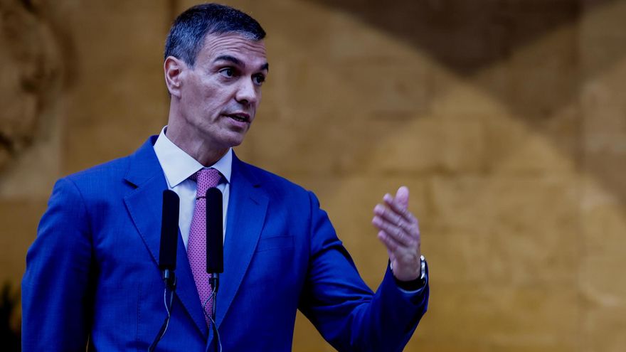 El presidente del Gobierno, Pedro Sánchez, atiende a la prensa tras un despacho de trabajo como es habitual cada verano, con el rey Felipe VI.