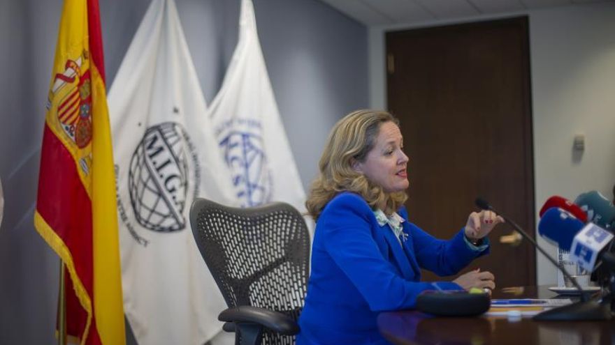 La ministra española de Economía y Empresa en funciones, Nadia Calviño, en una conferencia de prensa.