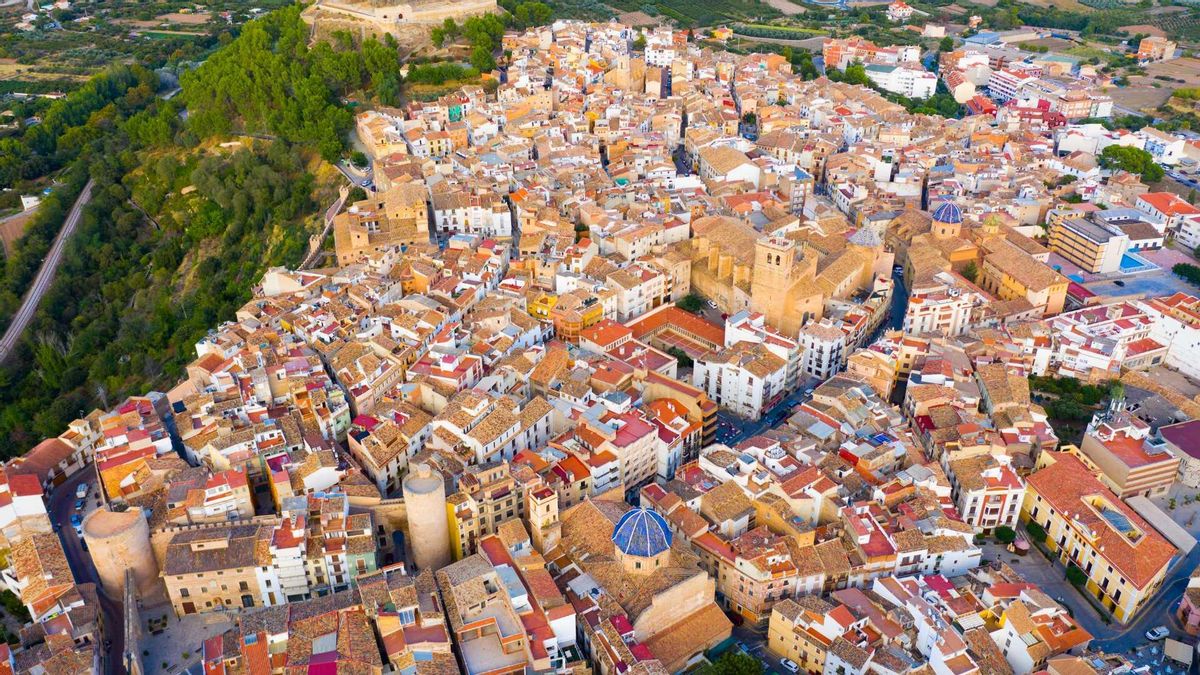 El pueblo de Castellón con origen medieval y con varias rutas senderistas entre dos parques naturales
