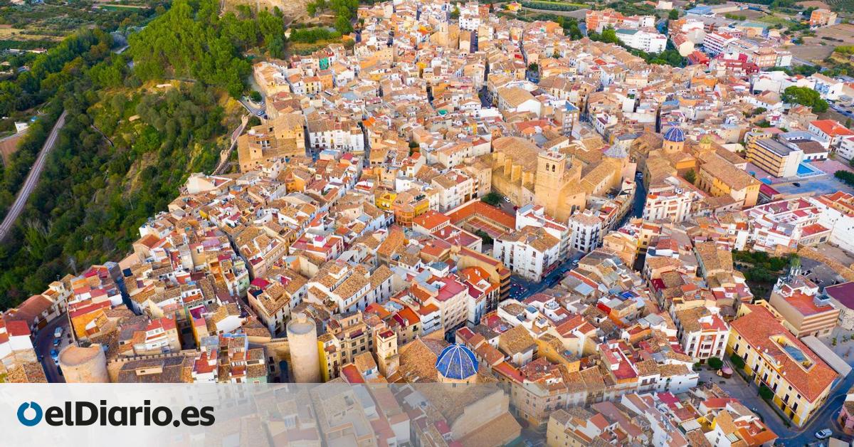 El pueblo de Castellón con origen medieval y con varias rutas senderistas entre dos parques naturales