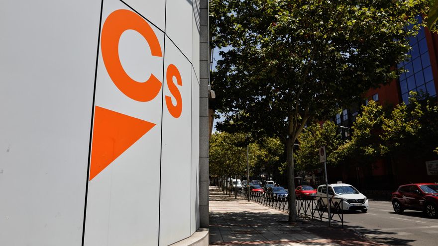 Archivo - Logo de Ciudadanos en el edificio de la sede del partido, situado en la calle Alcalá, en Madrid (España), a 24 de julio de 2020.