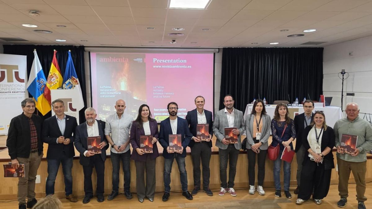 Presentación  en el   Museo Arqueológico Benahoarita (MAB), dentro de las jornadas sobre el Tajogaite, del número 144 de la revista 'Ambienta' que edita el Ministerio para la transición ecológica y el Reto demográfico.