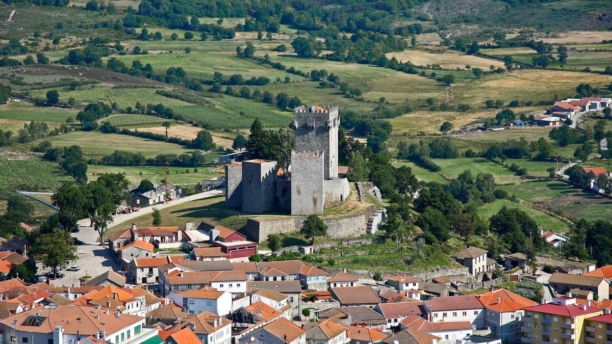 La villa fronteriza del norte de Portugal que conserva un castillo del siglo XIII ubicado en un Parque Nacional