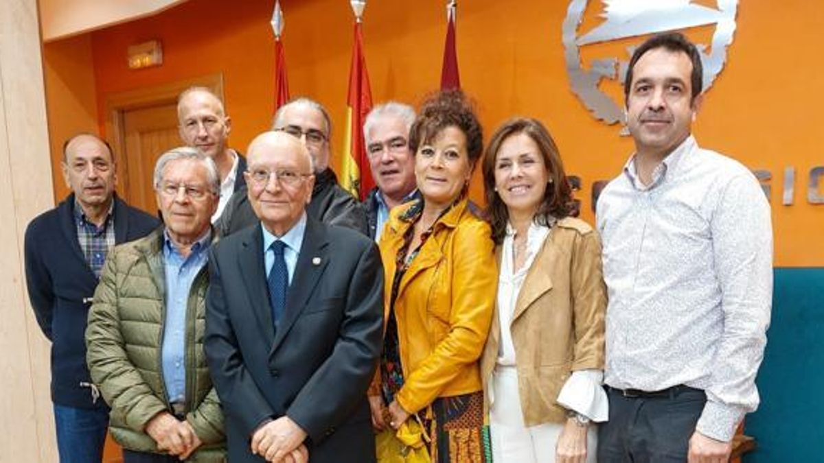El profesor Rodríguez Ferri, con miembros de la anterior junta directiva del Colegio de León, el día que recibió la medalla de la Organización Colegial Veterinaria de España, un acto que se celebró en 2024 en el Colegio de León.