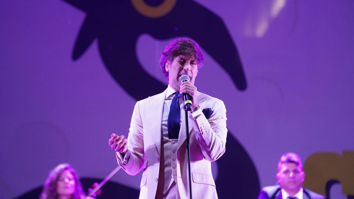Manuel Lombo abrió la 17ª edición de La Noche Blanca en una abarrotada plaza de Las Tendillas