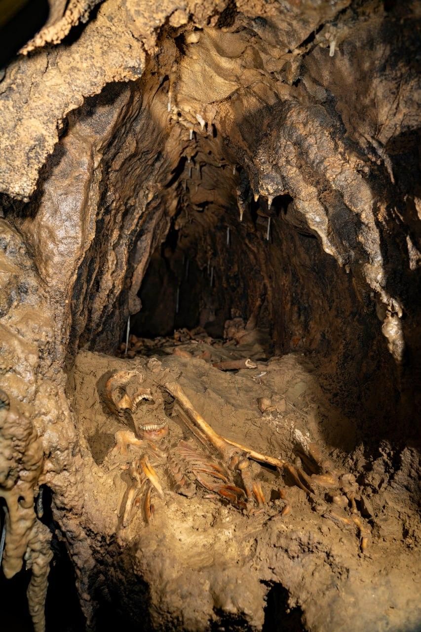 Los dos nuevos depósitos funerarios encontrados están situados en la Galería Basal, el nivel más bajo de La Garma que atraviesa actualmente el arroyo que ha formado la cavidad. P. SAURA.