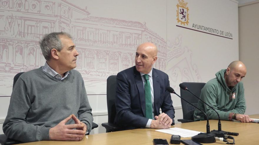 Vicente Canuria, José Antonio Diez y el técnico de Turismo, David Fernández.