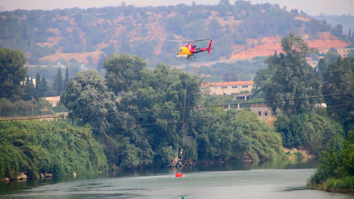 Un helicóptero coge agua del Ebro para apagar el incendio