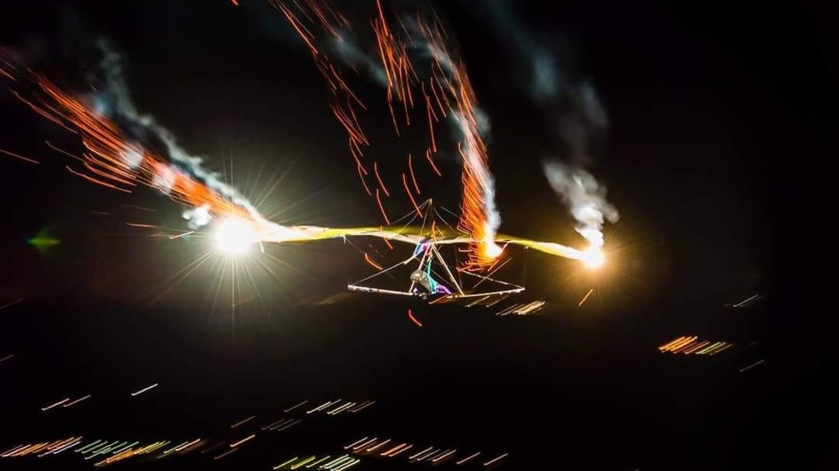 A este pueblo de Guadalajara los Reyes Magos llegan volando en ala delta