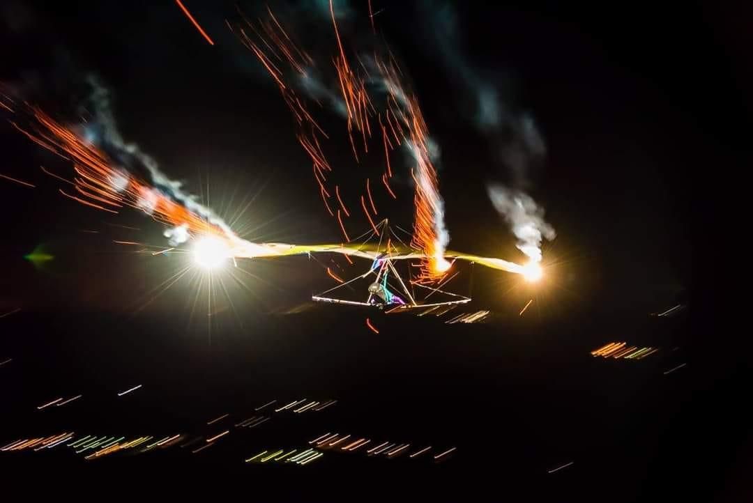 Rey mago planeando en ala delta