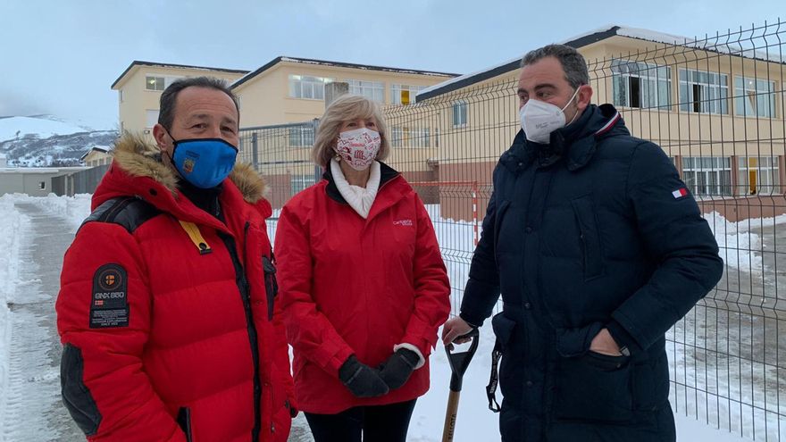 La consejera de Educación, FP y Turismo, Marina Lombó, acompañada por el director del IES Montesclaros, Norberto García, y el director del CEIP Alto Ebro, Óscar Ruiz