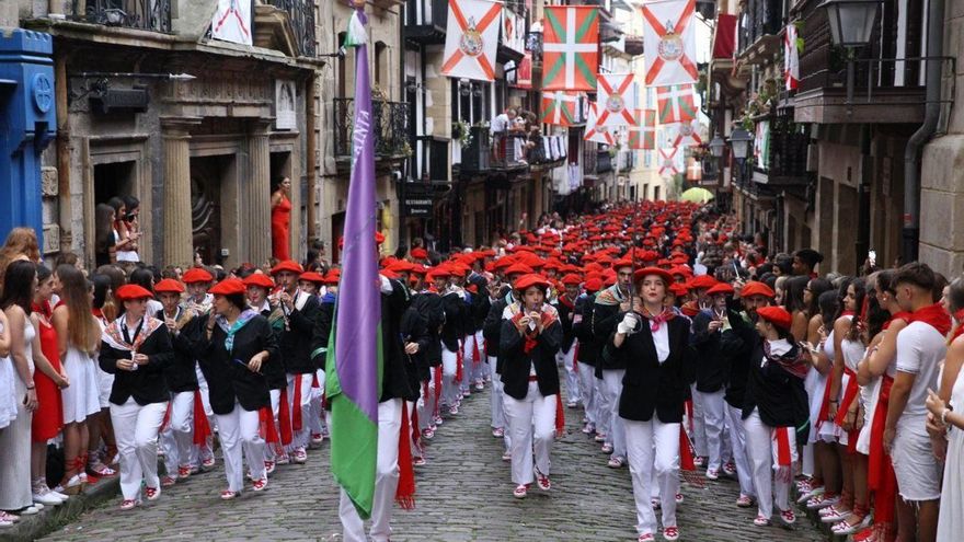 La igualdad se abre paso en Hondarribia con el alarde mixto como compañía, pero aún lejos de un desfile único y paritario