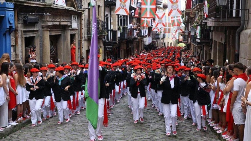 La igualdad se abre paso en Hondarribia con el alarde mixto como compañía, pero aún lejos de un desfile único y paritario