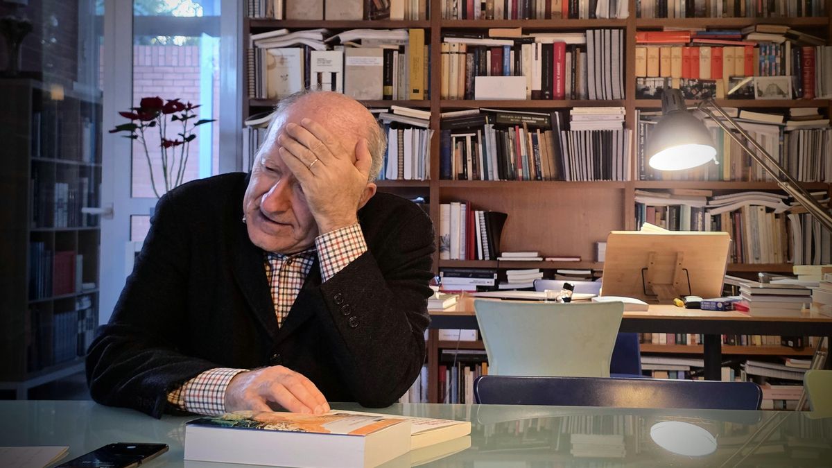 José Luis Villacañas, durante la entrevista en su biblioteca particular.