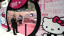 Un hombre delante de un stand de Hello Kitty en la feria de tecnología CES de Las Vegas en EE.UU.