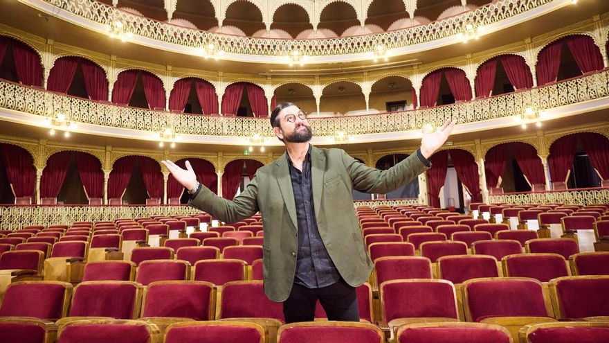 Manu Sánchez en el patio de butacas del Gran Teatro Falla de Cádiz.