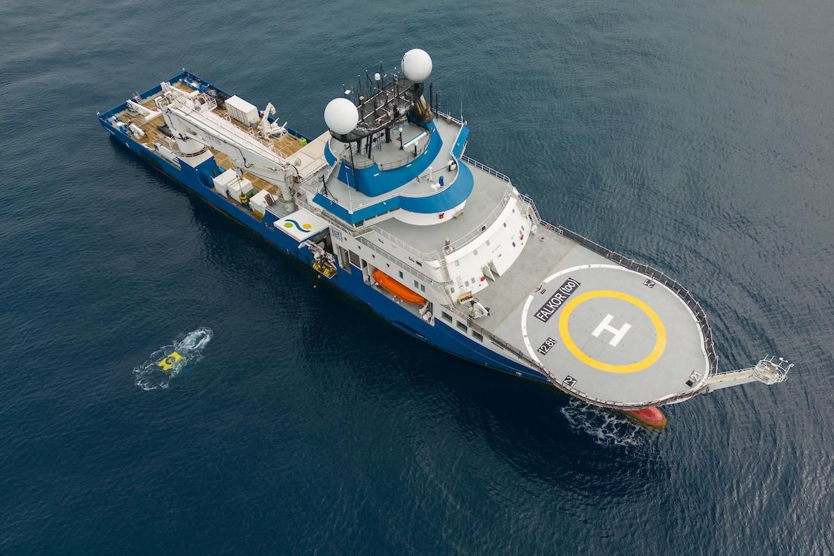 El ROV SuBastain es desplegado desde el buque de investigación Falkor (too). Foto: cortesía Alex Ingle/Schmidt Ocean Institute