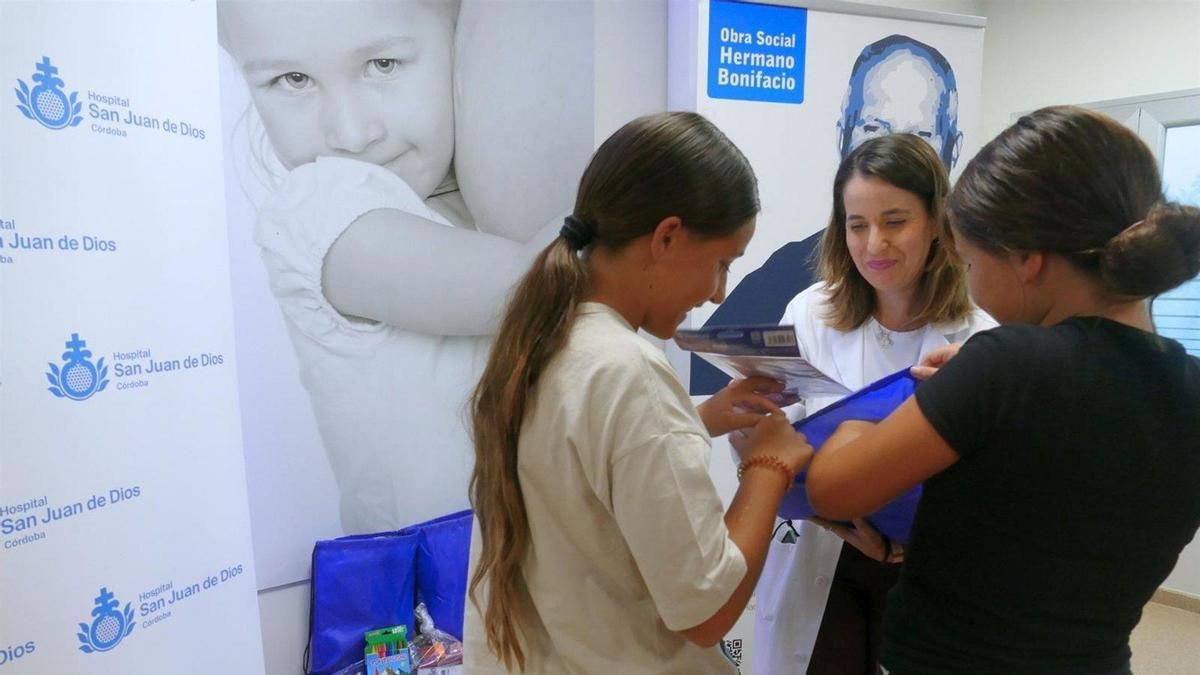 La Obra Social 'Hermano Bonifacio' del Hospital San Juan de Dios entrega material escolar a más de 80 menores