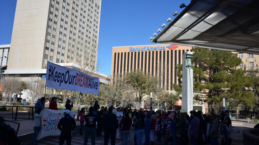 Legisladores demócratas presionan por la legalización de los indocumentados