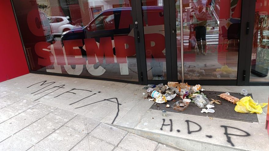 El PSOE denuncia un nuevo ataque a su sede de Cantabria con la palabra "mafia" y reprocha a Feijóo su "silencio".