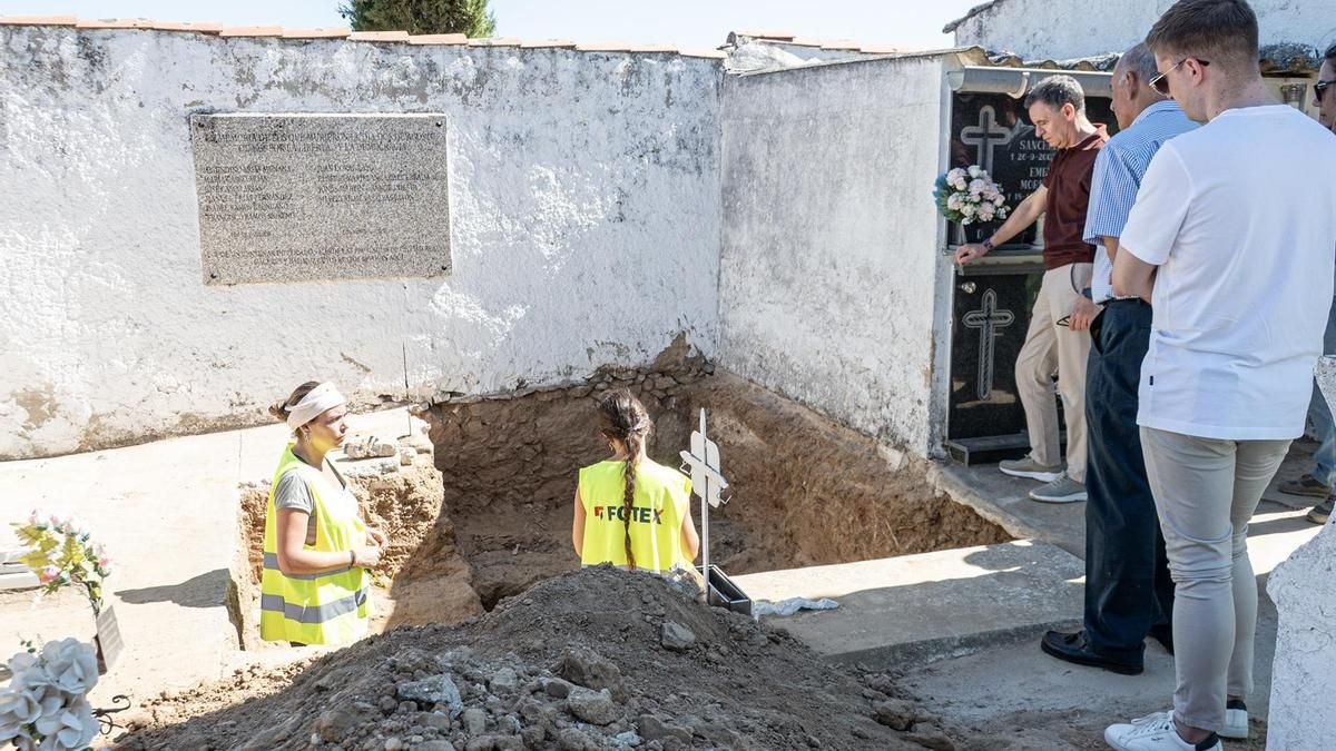 Hallan los restos de seis personas "boca abajo y superpuestos" tras décadas buscando una fosa común de 1936 en Cáceres