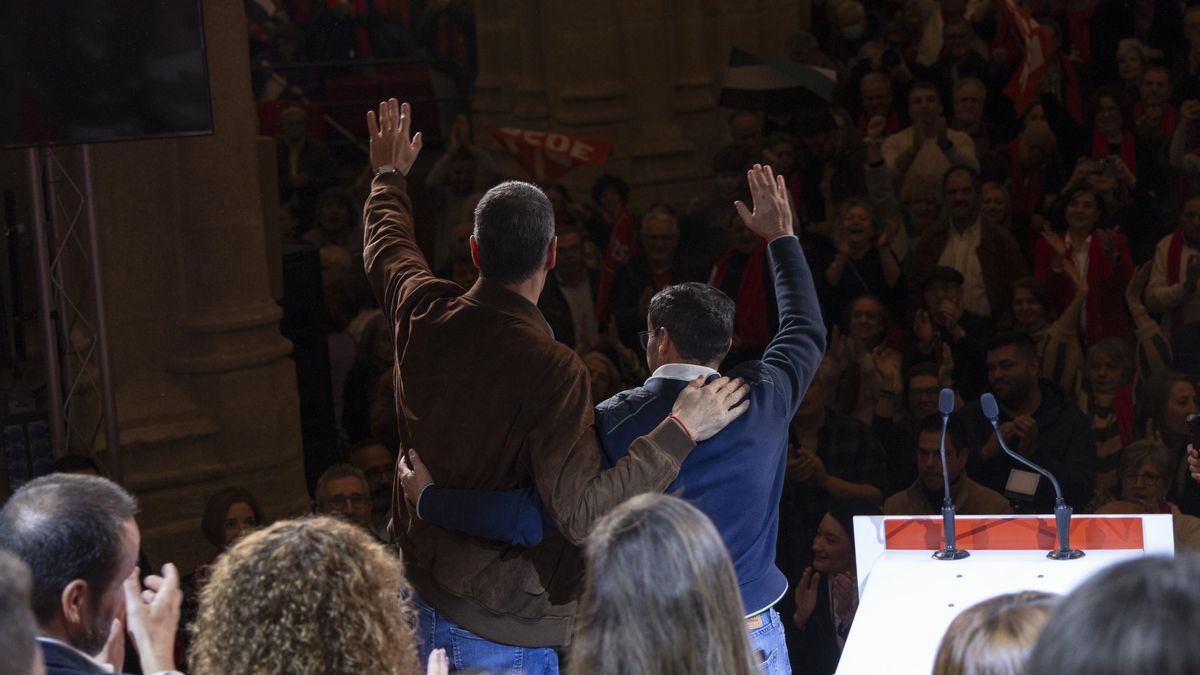 Pedro Sánchez junto al candidato socialista en Extremadura, Miguel Ángel Gallardo, el domingo en Cáceres.