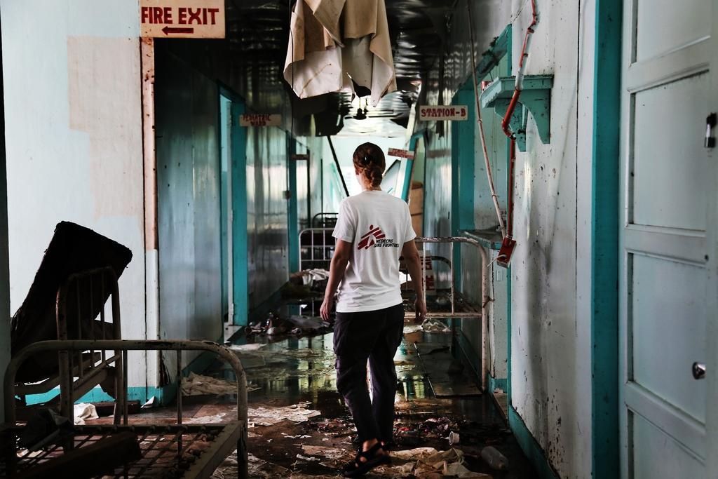 Distrito de Burauen, isla de Leyte. El distrito de Burauen, en la isla de Leyte, fue otra de las zonas aisladas que MSF priorizó en su intervención. Tanto en Burauen como en otras zonas de Leyte, muchos hospitales fueron arrasados por el tifón. En la imagen, el principal centro médico de Burauen, al que MSF decidió dar apoyo. Diez días después del tifón, seguían llegando muchos pacientes con diarrea, enfermedades crónicas y problemas respiratorios. © Agus Morales