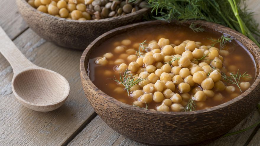 Cuatro platos calientes y nutritivos que puedes preparar con garbanzos de bote